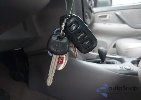 2004 Toyota Sequoia Sr5 V8 z USA, uszkodzony, nr VIN 5TDBT44A34S216549